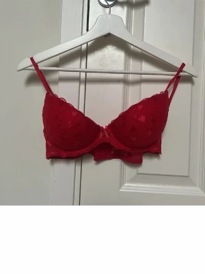 Röd bh - Röd bh med hjärtan på