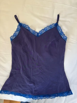 Spetslinne - Söt lila linne med blå spetskant. Vet ej märke, tror storleken är S-M💕