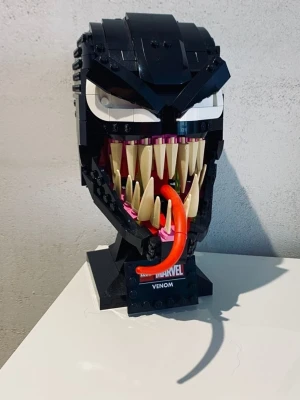 LEGO Marvel Venom Bygghuvud - Säljer ett LEGO Marvel Venom bygghuvud i svart, vitt och rött. Modellen är i perfekt skick och har bara stått på en hylla utan att få sol på sig. Detta set är även retired ocg säljs inte längre vilket gör det extra ovanligt och exlusivt. Katalog kommer med dock inte orginalförpackning.