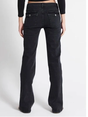 Svarta bootcut jeans från lager 157 - Säljer ett par svarta straight jeans från lager 157 med råa, fransiga benslut och klassiska fem fickor. Perfekta för en avslappnad och trendig look.