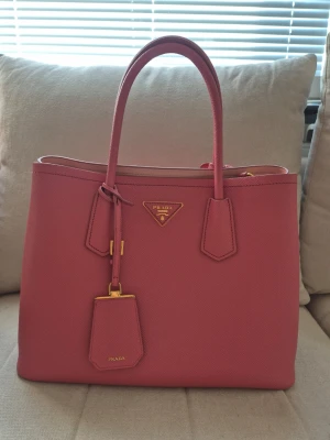 Rosa handväska från Prada - Prada double saffiano läder väska.                       Nypris 48500 kr     säljer för 15000  dustbag 