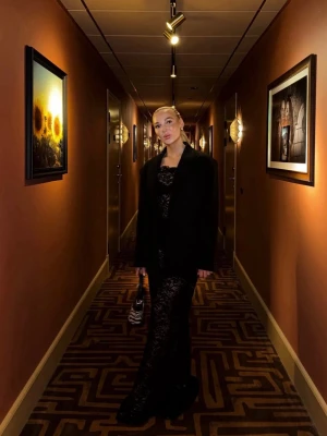 NA-KD Maxiklänning med spets  - Använd endast 2 gånger. Nypris: 899kr. Säljs för 500kr. Älskar den men den är lite för lång för mig tyvärr. 