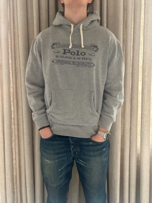 Ralph lauren hoodie -  M - Mycket fint skick och inga defekter. Modellen på bilden är ca 180 cm. skriv om du undrar över något💸