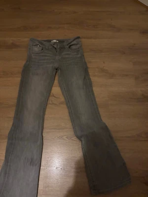 Gråa flared/boot cut jenas - Bra skick, blivit försmå och är i storlek 164