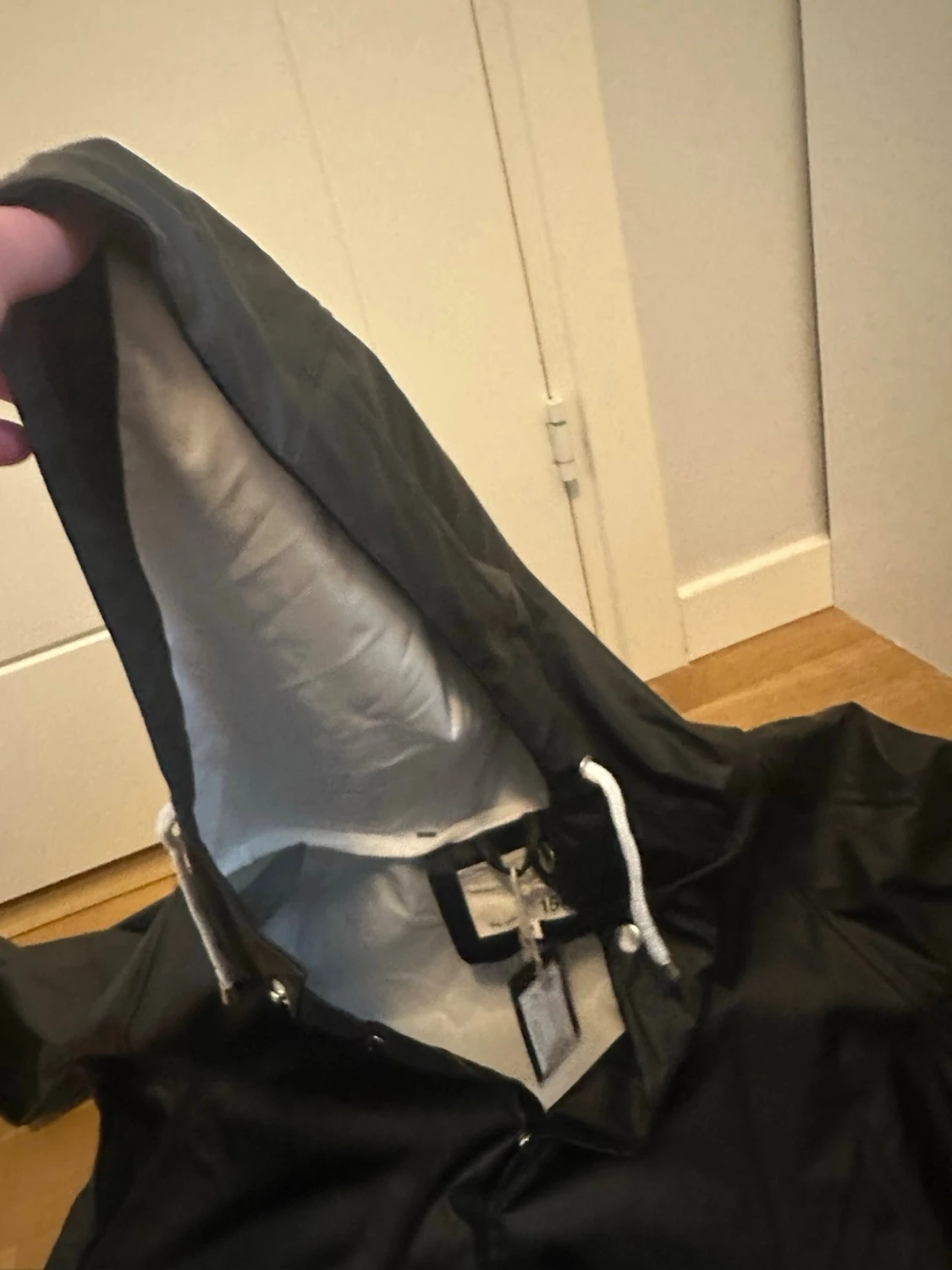 Svart regnjacka med huva - 2