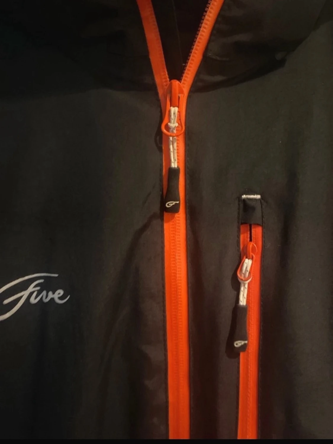 Svart vindjacka från Five med orange dragkedjor - 1