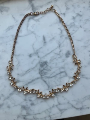 Guld halsband  - Halsband från tror guldfynd köpte för kanske 350kr fint skick. 
