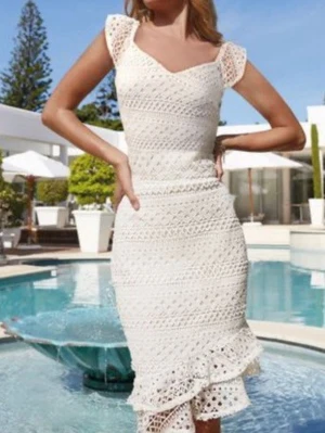 Vitt spetssett med volanger - Jättefint vitt sett, mycket bra skick. Nypris var cirka 850:- och märket är Lipsy London. Perfekt för sommar och midsommar🩷Passar både S/M!! 