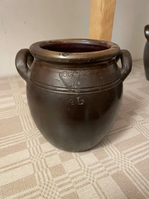 Höganäs kruka 2L - Säljer av mina Höganäs krukor . Har 5 st men alla ligger i varsin annons . Kan göra en annons för alla med lite rabatt . Men annonsen gäller den på första bilden