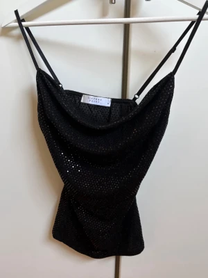 Svart  fest topp - Jättefin topp till fest🥂 Använd en gång, passar XS-M