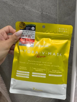 Lululun Hydra V Mask Vitamin 7-pack - Lululun Hydra V Mask Vitamin är ett paket med 7 ansiktsmasker som innehåller 7 olika vitaminer och 7 sorters örter. Maskerna kommer i en gul och vit förpackning och är perfekta för dig som vill boosta huden med vitaminer och återfuktning.