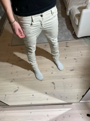 J.Lindeberg vita jeans - Vita jeans från J.Lindeberg | Storlek 30/32 | Mycket bra skick | Billigare pris vid köp av fler jeans på min profil | Skriv till mig vid frågor🤝📩