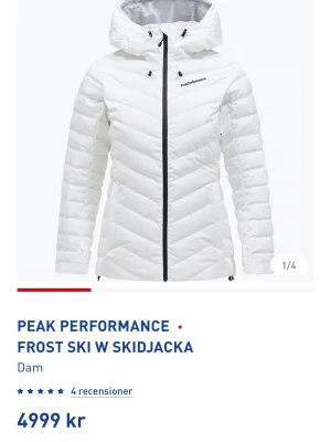 Vit dunjacka Peak Performance Frost - Snygg vit dunjacka från Peak Performance, modell Frost Ski W. Jackan har huva, svarta dragkedjor och diskret logga på bröstet. Perfekt för kalla vinterdagar och skidåkning. Jackan är figursydd och har en modern look. Skidjacka. Nypris 5000 kr. Endast använd en weekend i åre