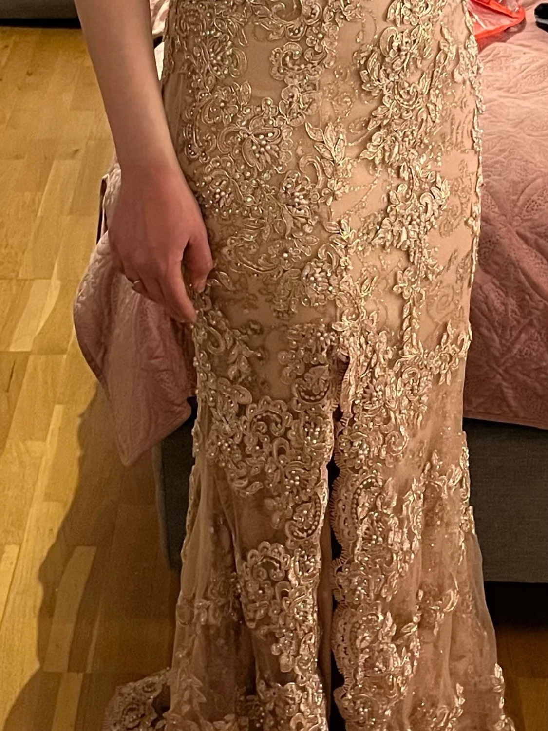 Champagnefärgad långklänning med spets - 1