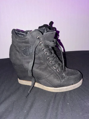 Wedge Sneakers - Isabel Marant liknande, snygga svarta wedge sneakers, kilklack. 💗Väldigt bekväma och sälja pågrund av att de inte används. ☹️Har snörning och snören och över ett kardborreband överst som går att knäppa och öppna.  Den Ende defekten är att sulorna är lite missfärgade, men detta syns knappast i dagsljus och är inget man lägger märke till. 🤗 priset kan diskuterasss!