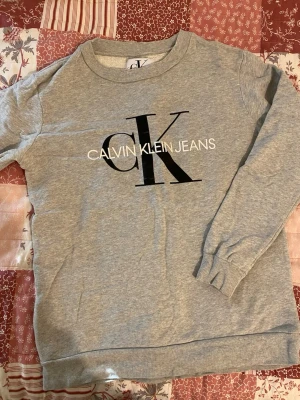 CK sweatshirt - CK tjocktröja. Unisex. Finns nån liten fläck (sista bilden) som jag såg nyss, går kanske bort i tvätten vet ej men den syns knappt