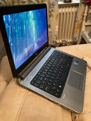 HP ProBook bärbar dator, silver/svart - HP ProBook laptop. Fungerar riktigt bra. . Tangentbordet är fullstort och datorn har touchpad med separata knappar. Perfekt för studier eller jobb, med robust metallkänsla. Intel core i5 processor,Windows 10 PRO, ’mycket fint skick