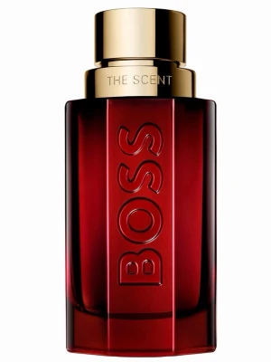 BOSS The Scent röd parfymflaska - Snygg parfym från BOSS i en djup röd glasflaska med guldigt lock. Flaskan har en modern, kantig design och BOSS-loggan är tydligt ingraverad på framsidan. Perfekt för dig som gillar exklusiva och stilrena dofter.