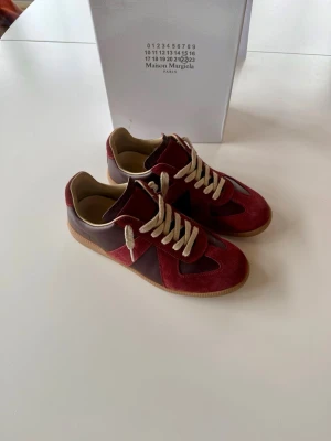 Maison Margiela gats - Tja! Säljer nu dessa galet feta gats. Skorna är i väldigt bra skick förutom en lätt fade på lädret på ena sidan av skon. Storlek 42. Kvitto finns!