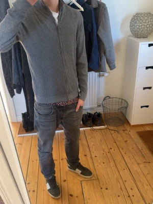 Grå ribbstickad ziptröja från masssimo dutti  - Snygg grå ribbstickad ziptrörja från Massimo dutti| nypris 1249 kr|modellen är 178cm 