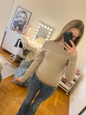 Beige off-shoulder stickad tröja - Säljer en jättefin, söt, mysig och skön stickad tröja som är passar jättebra med kol, shorts och jeans.