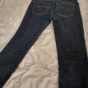 31/32  - Snygga mörkblå jeans med raka ben och kontrastsömmar på bakfickorna. Klassisk femficksmodell i denim, perfekt för en avslappnad stil. Jeansen har normal midja och är tillverkade i bomullsmaterial.