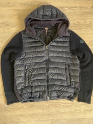 Colmar Hybrid Jacket - Colmar Hybrid Zip Jacka (Cardigan) Storlek: 50 = M, jag är 178 cm Färg: Marinblå Passar som en normal storlek M, perfekt för kommande vår! Skick: 9/10, använd utan synliga defekter (alls) Nypris: 3500sek Jag skickar inom 24 timmar!