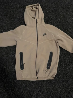 Beige Nike tech hoodie  - Beige Nike Tech hoodie i väldigt skönt material.