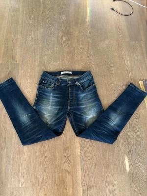 The blue uniform jeans - Säljer ett par riktigt snygga och unika The blue uniform jeans, de är i nytt skick andvända 1 gång. Frågor eller funderingar är de bara att höra av dig!!. NY PRIS 2000kr, MITT PRIS 599