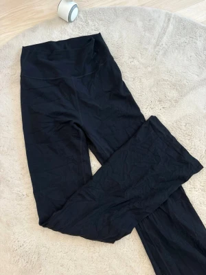 Glowmode flare tights - Använda 1-2 gngr, i nytt och fint skick. Bara lite skrynkliga efter att ha legat i garderoben.