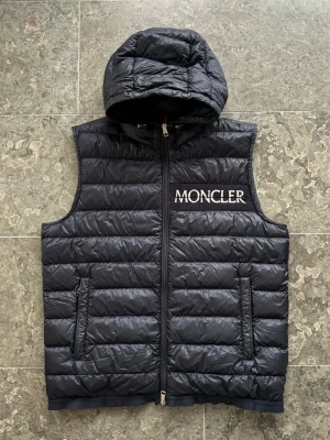 Moncler laruns väst - Säljer denna snygga moncler laruns väst! | Storlek 4, passar large/medium | Skick: 9/10, nyskick | Pris: 2100kr ‼️ sjukt bra pris! | Garanterar alltid äkthet på alla våra varor.