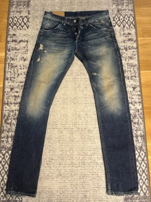 Dondup jeans  - Bredd: 40cm. Längd: 105. Sitter tajt på mig som är 70kg. Skicket är 9/10 inga skador eller liknande, knappt använda. Alla slitningar är original. !snabba affärer! 