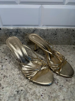 Guldiga klackar - Säljer dessa så fina klackar som jag köpte på Steve madden i New York! Endast använd en middag så i väldigt bra skick🌸