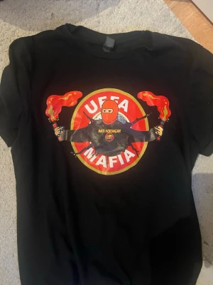 Svart aik  t-shirt med UEFA Mafia FB  - Svart AIK t-shirt , från fb tar byten och kom med bud  storlek S 