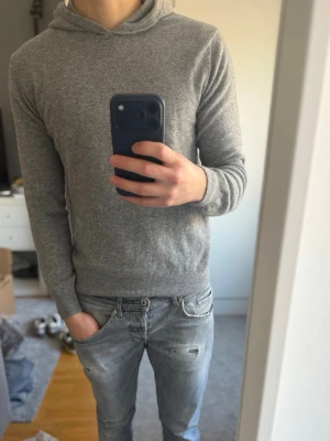 Oscar Jacobson hoodie - En grå Kashmir hoodie från Oscar Jacobson i väldigt bra skick! | Modellen är 180 och väger 70.