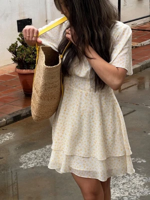 Ljusgul blommig kortklänning från NA-KD - Supersöt blommig kortklänning från NA-KD. Endast använd 1 gång så ser helt i nyskick ut! Första bilden lånad🌸