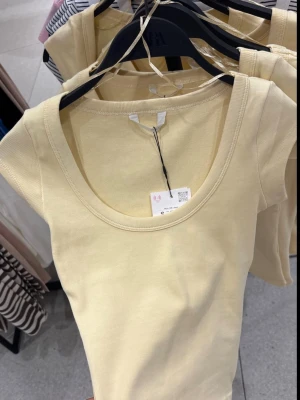 Ljusgul topp - Super söt topp ifrån Zara. Superfint skick, knappt använd (som ny. Säljer då den inte kommer till användning. (Lånad bild men exakt samma tröja) storlek s!