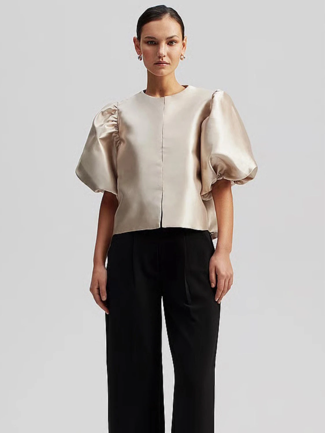 Champagnefärgad puffblus By Malina