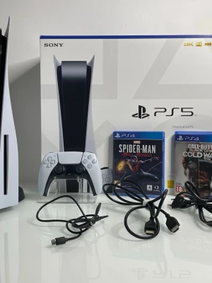 PS5 - Säljer nu mitt PlayStation 5 (modell med skivläsare) då det inte längre kommer till användning. Konsolen fungerar felfritt och är redo för en ny ägare.  Konsolen har en del kosmetiska ytliga repor på både de vita sidopanelerna och den svarta glansiga mittendelen (se bilder för detaljer). Detta är endast estetiskt och inget som påverkar prestandan eller funktionen – den flyter på precis som den ska. Handkontrollen har spår av användning men alla knappar och spakar fungerar som de ska.