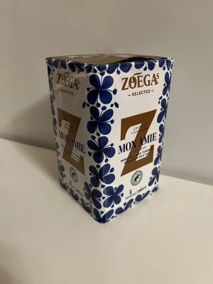 Zoegas Kaffe Rörstrand Mon Amie - Zoegas kaffe i samarbete med Rörstrand och deras vackra serie Mon Amie.  Ny förpackning. Obruten.