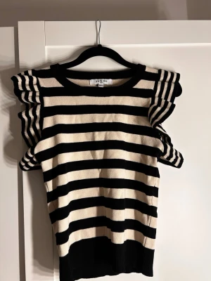 Randig topp med volangärmar från By Ti Mo - Snygg stickad topp, köptes från Misayy. Volangdetaljer på ärmarna och sitter tajt vid midjan. Den har använts endast ett par gånger. Köptes för 300kr säljer den för 199 ❤️