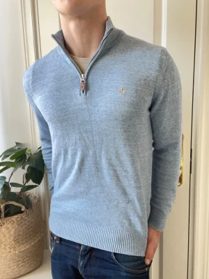 Morris quarter zip tröja  - Morris quarter zip tröja , hur fin som helst. Inga defekter! Modellen i bilderna är 180 cm 75 kg och bär Storlek L passar M  , Kom med frågor! 🌟 (Kan gå ned i pris vid köp av paket 😉) 