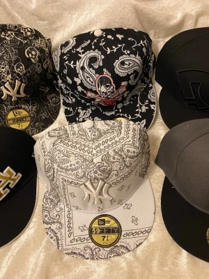 Broderi Keps i stlk L  - Kepsen har platt skärm och klassisk snapback-stil. Perfekt för dig som vill sticka ut med en unik och edgy accessoar. 149kr/st , ny 