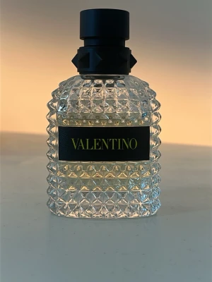 Valentino born in Roma yellow dream - A veautiful fragrance by Valentino. The fragrance has been stored properly. It’s 50ml and has been used a little so ~40ml left. Come and talk about the price if needed - we can work it out👌. If willing to trade, suggest your suggestion!