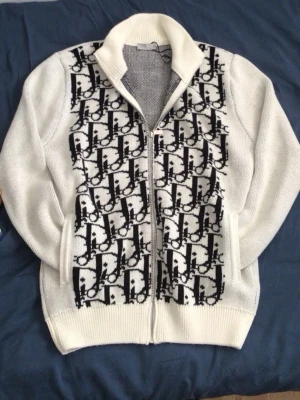  Vit Märkes zip up kofta storlek S och M -  Pris kan diskuteras! Säljer en vit stickad ziptröja. Tröjan har hög krage, dragkedja med  och ribbstickade muddar. Perfekt för dig som gillar lyxiga och unika plagg med Grisch känsla 💸🏙️