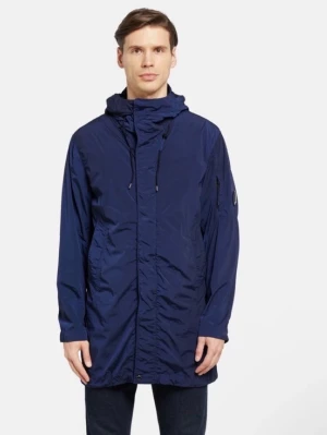 Mörkblå vindjacka från C.P. Company - Snygg mörkblå vindjacka från C.P. Company med huva och dragkedja. Jackan har en klassisk design med fickor framtill och en ikonisk linsdetalj på ärmen. Materialet är lätt och vattenavvisande, perfekt för blåsiga dagar.