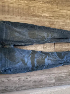 Blå raka jeans i klassisk modell - Säljer ett par blåa gant jeans som knappt är använda. Vid snabb affär kan priset diskuteras. Vill du se fler bilder är de bara att höra av dig// Sellers 
