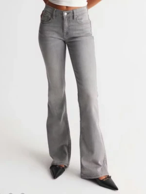 Grå bootcut jeans  - Snygga grå jeans med bootcut passform. Klassisk femficksmodell och dragkedja med knapp framtill. Jeansen har en lätt utsvängd benform och är tillverkade i denim med stretch för extra komfort. Skriv om ni undrar något❣️