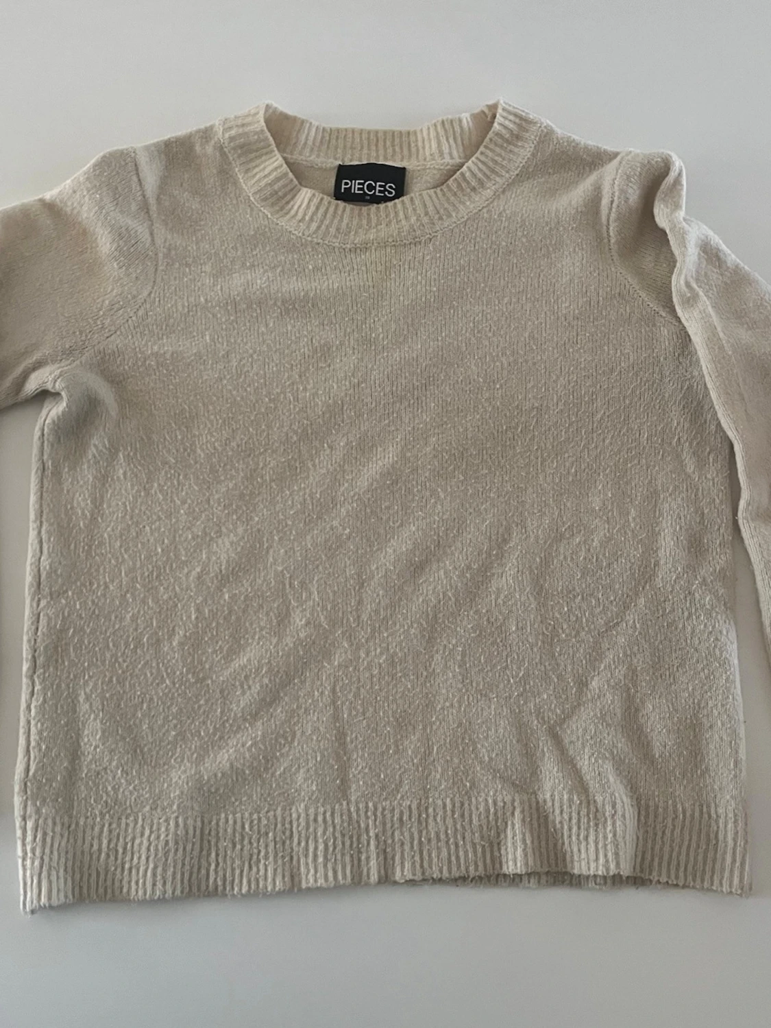 Beige stickad tröja från Pieces