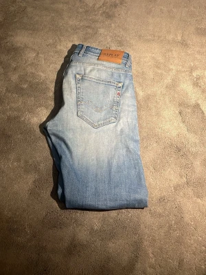 Ljusblå Replay jeans med raka ben - Säljer ett par ljusblå jeans från Replay med klassisk femficksmodell och raka ben.                  Skick 7/10, Storlek 30,                               Modell grover straight fit, Skriv vid några funderingar. 